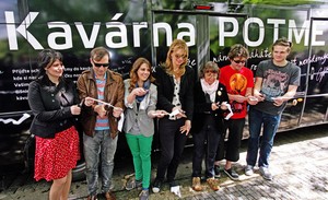 Kavarna POTME_bus_zahajeni 2013_foto_Dalibor Puchta